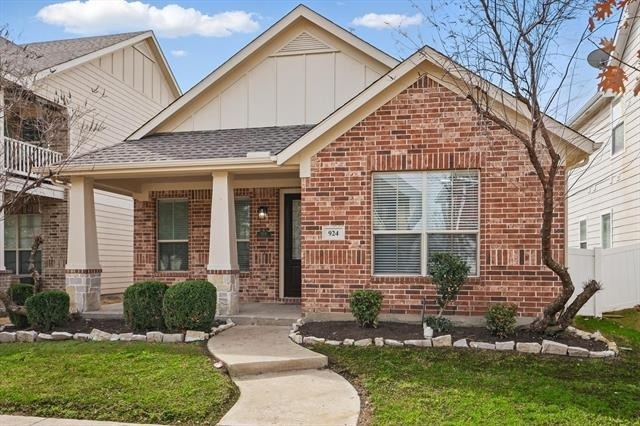 924 Charleston Lane - Photo 0