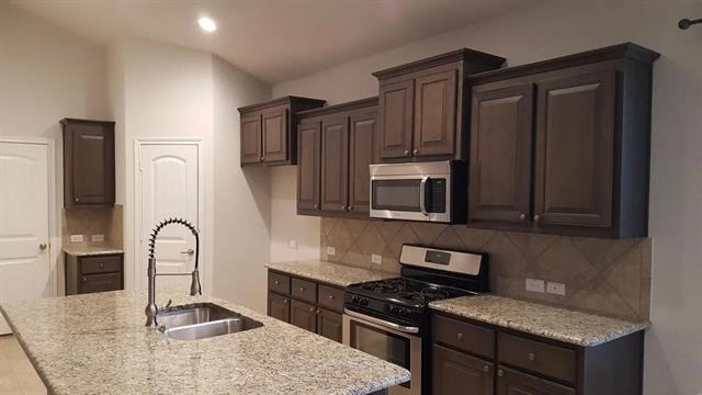 15704 Oak Pointe Drive - Photo 2