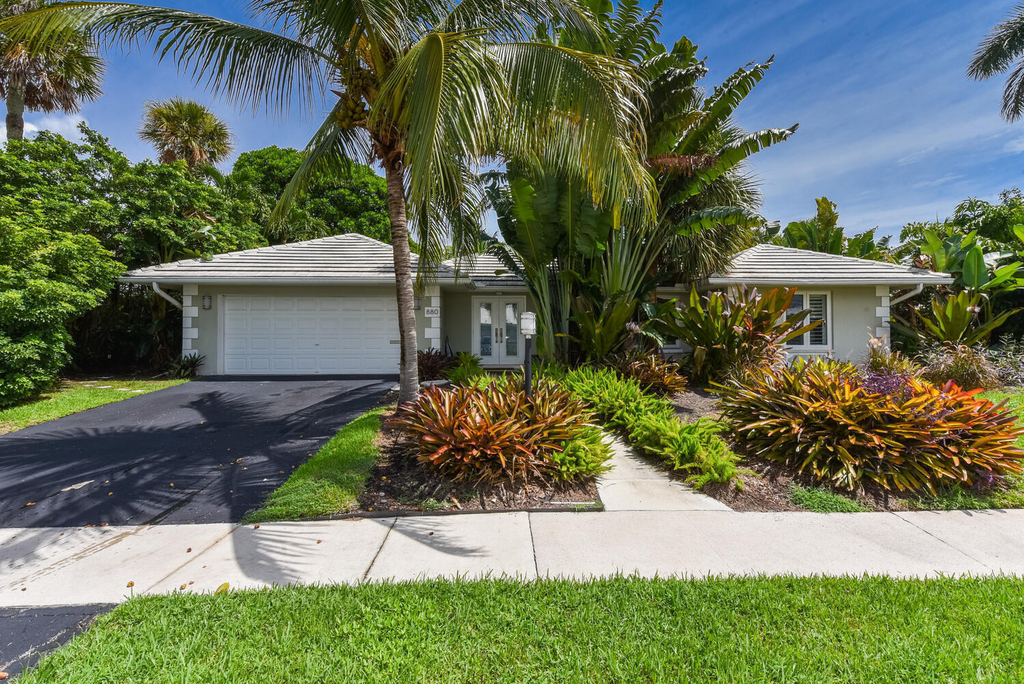 880 Hickory Terrace - Photo 1