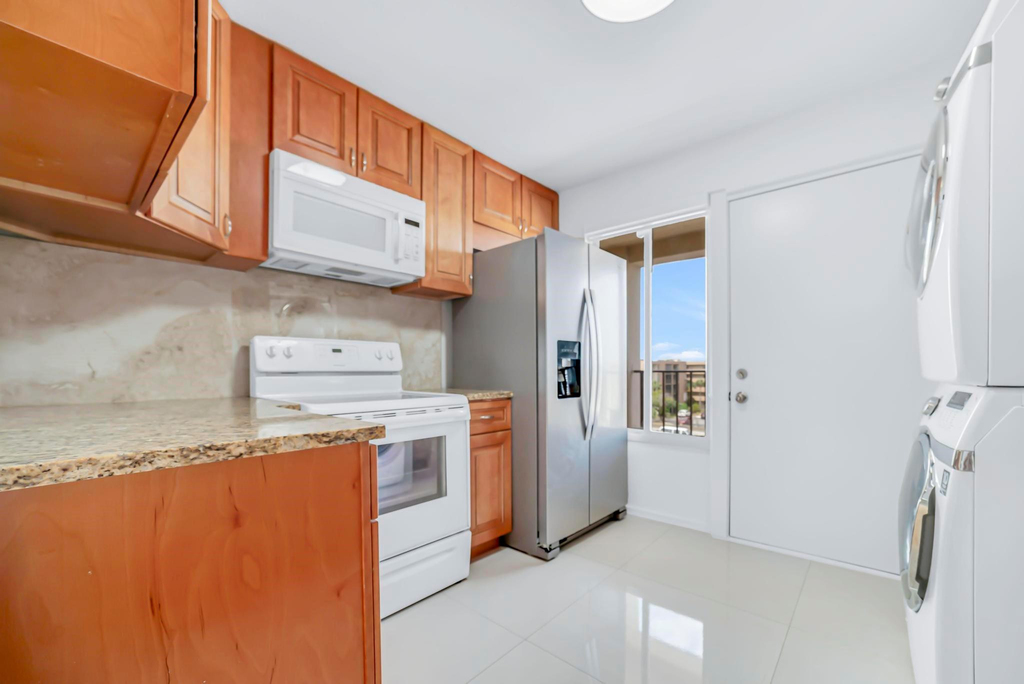 9240 Fontainebleau Boulevard - Photo 33