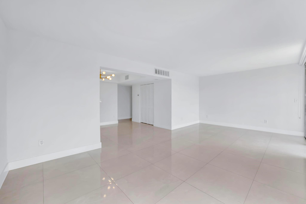 9240 Fontainebleau Boulevard - Photo 5