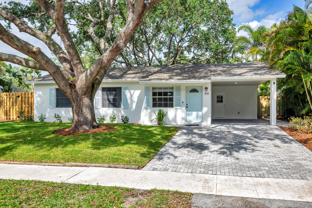 808 Iroquois Street - Photo 1