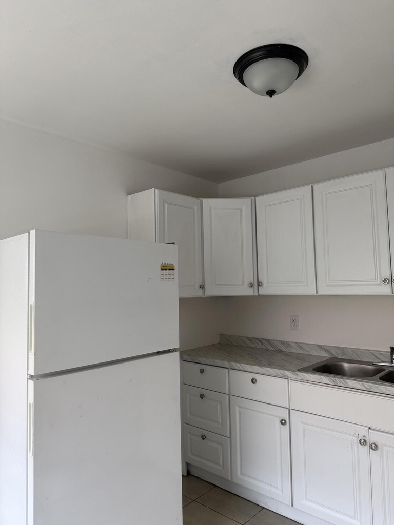 906 Se Tarpon Avenue - Photo 1