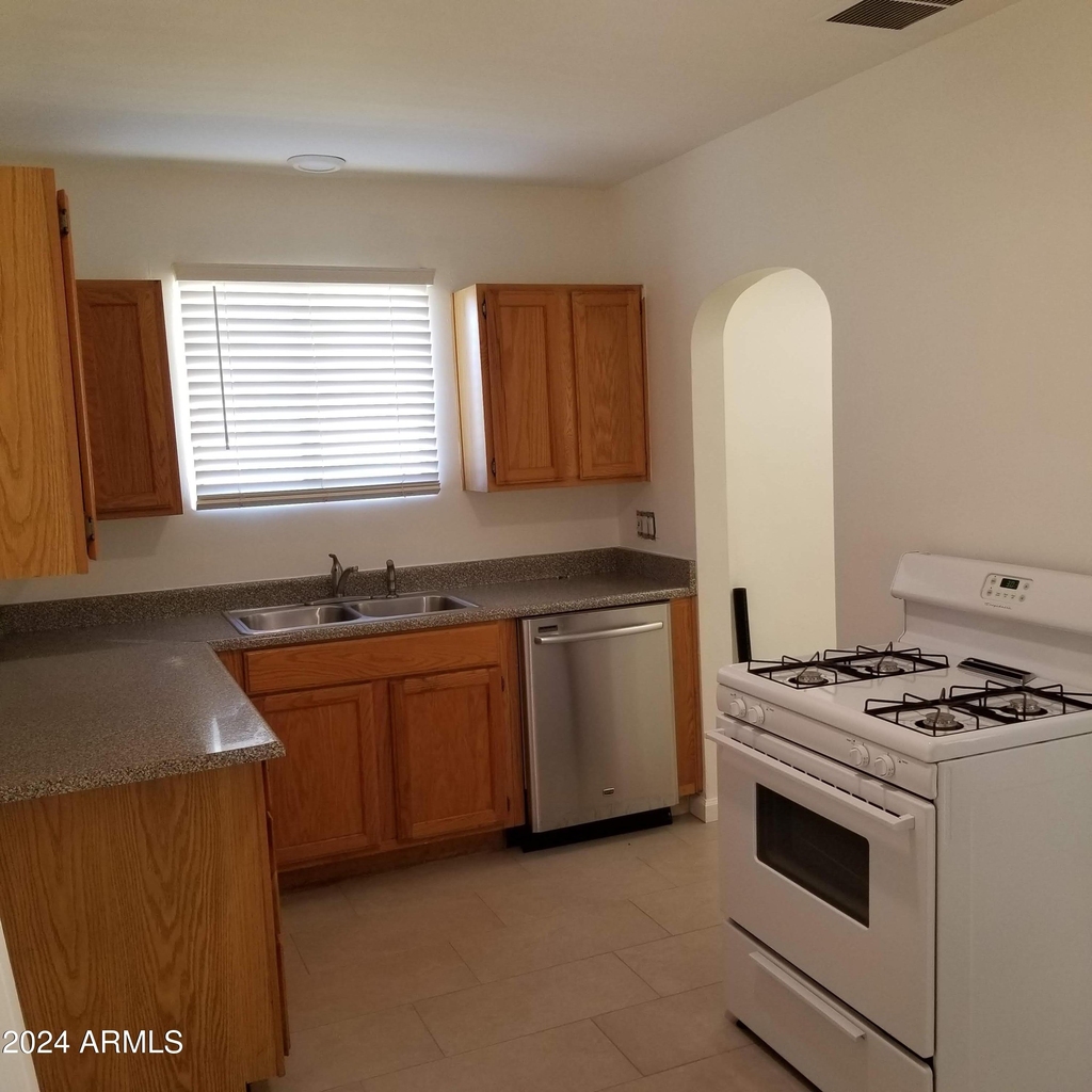 2132 E Mulberry Drive - Photo 3