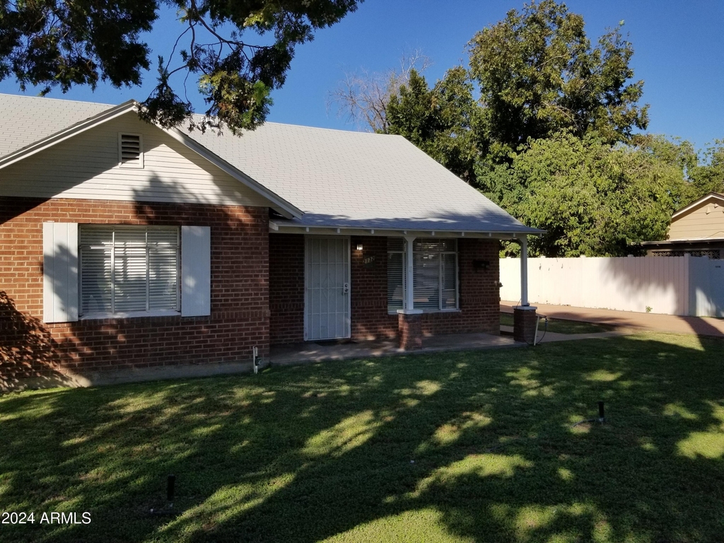 2132 E Mulberry Drive - Photo 0
