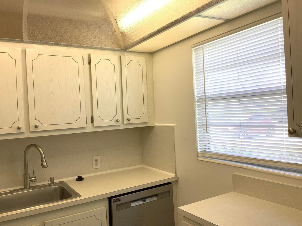 560 Fanshaw - Photo 3