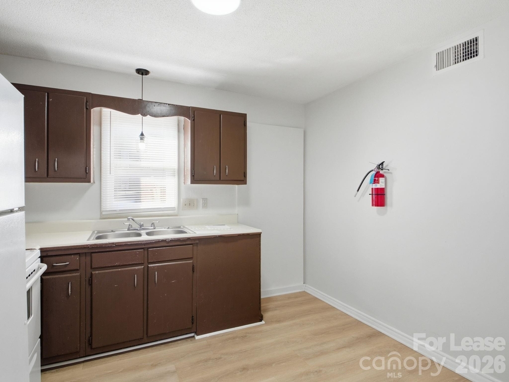 268 Ne Church Street N - Photo 4