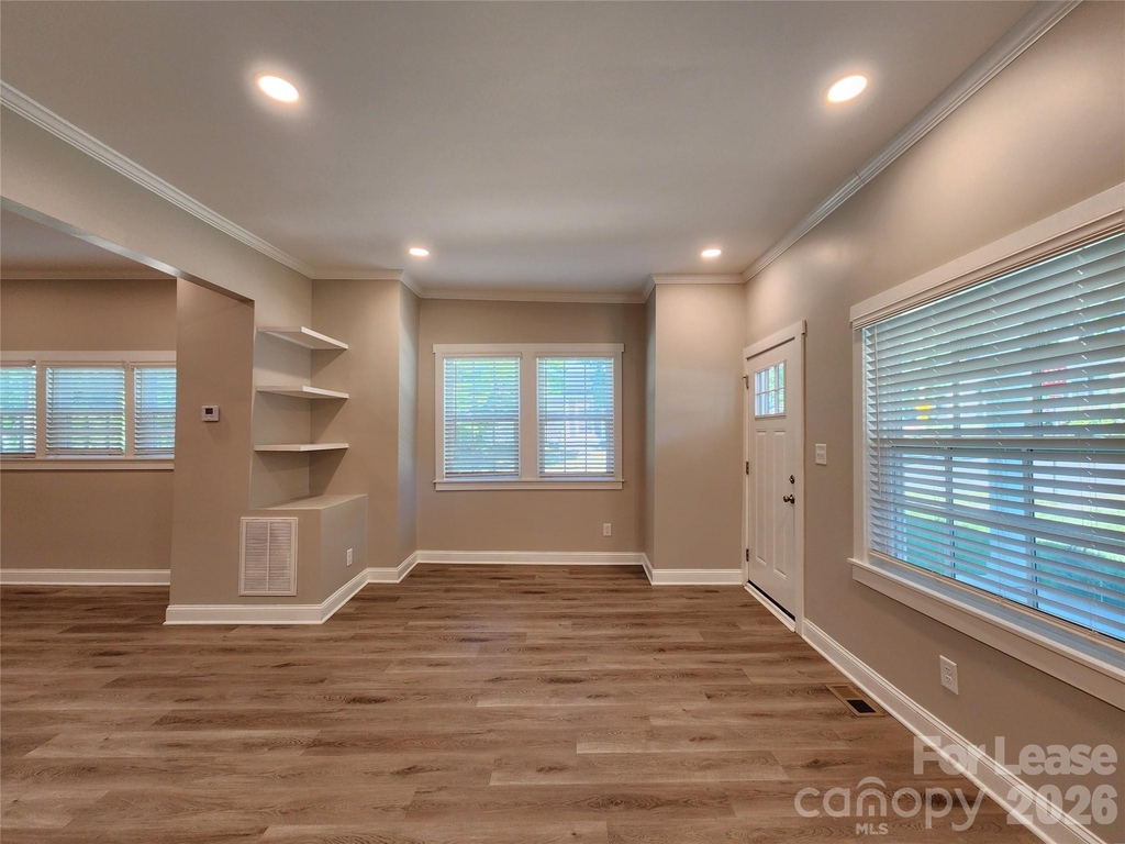 411 W 6th Avenue - Photo 1