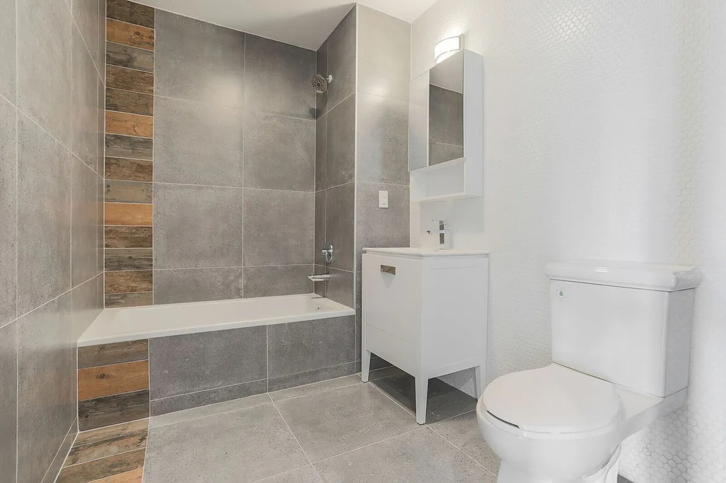 1117 Hoe Avenue - Photo 3