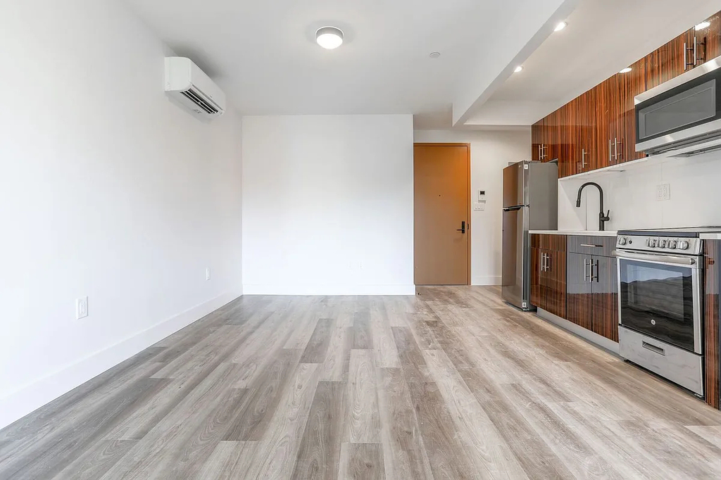 1117 Hoe Avenue - Photo 2