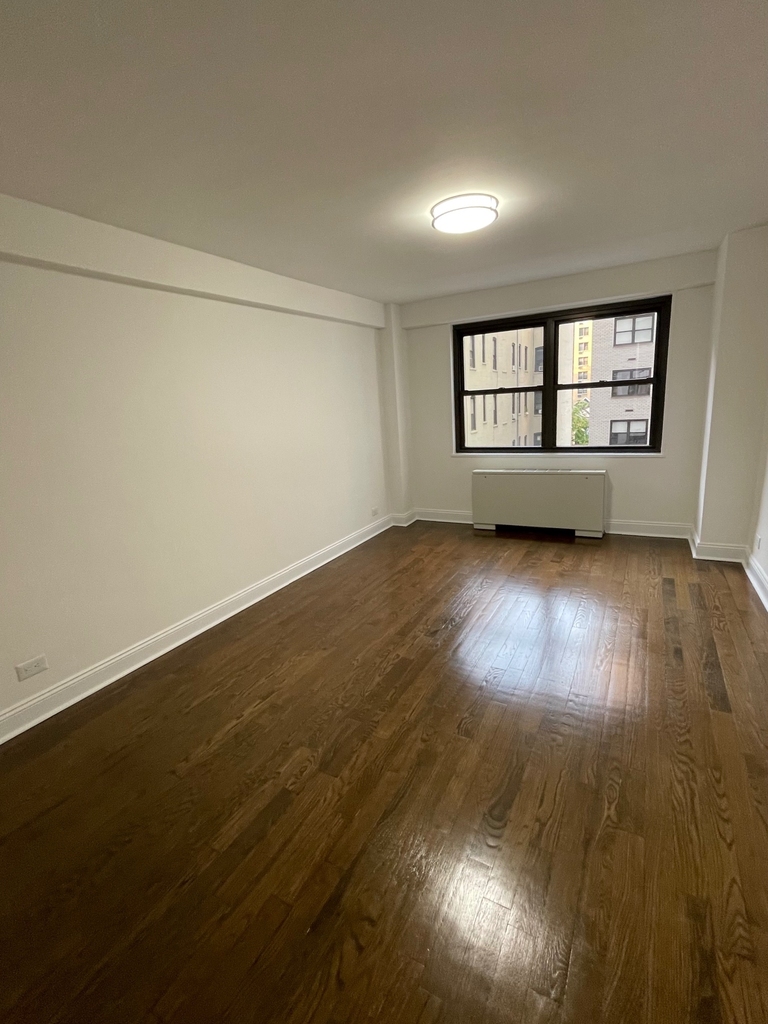 East 16th Street - Photo 3