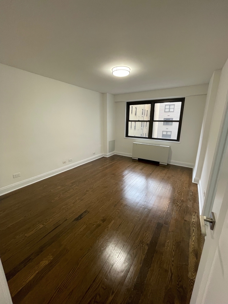 East 16th Street - Photo 6