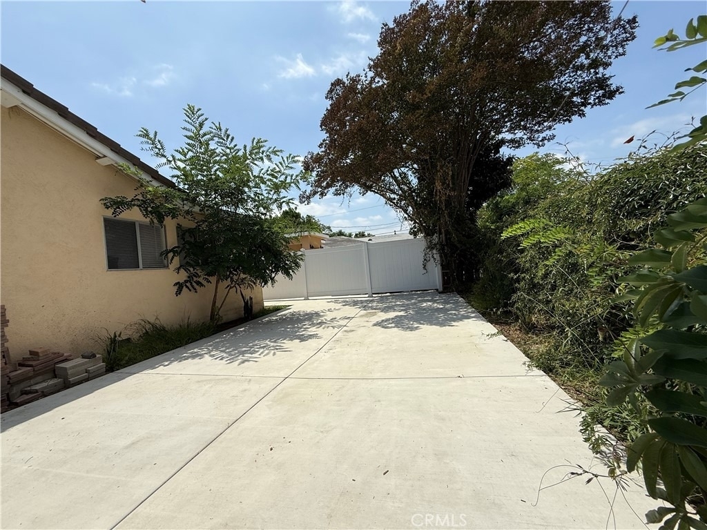 4831 Fiesta Ave - Photo 2