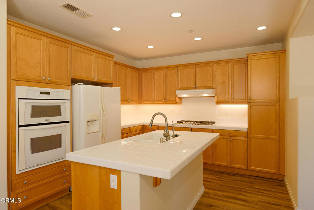 326 Lakeview Court - Photo 2