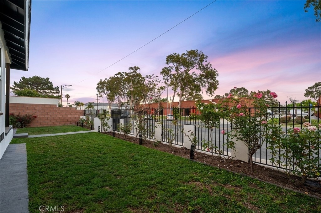 2023 Border Avenue - Photo 7