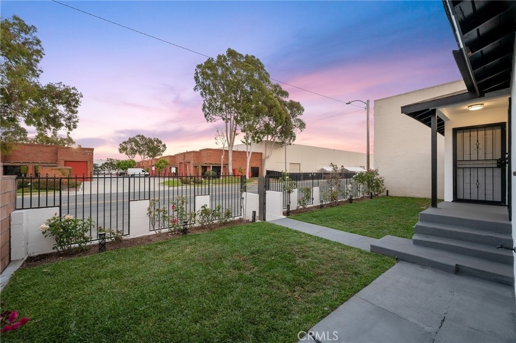2023 Border Avenue - Photo 6