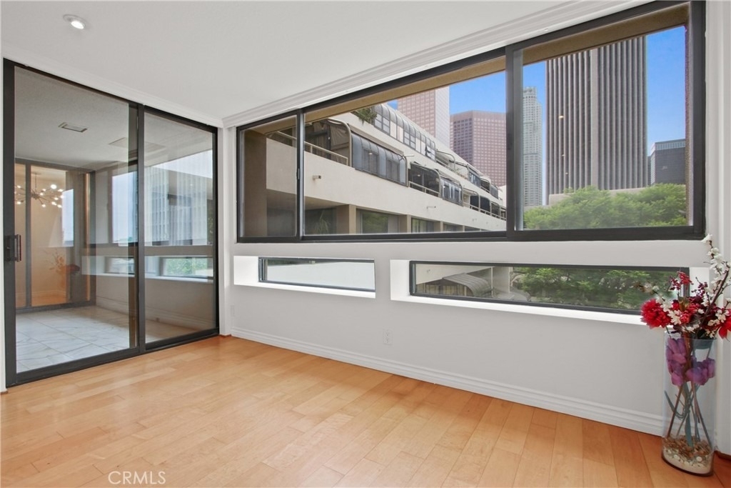 121 S Hope Street - Photo 3