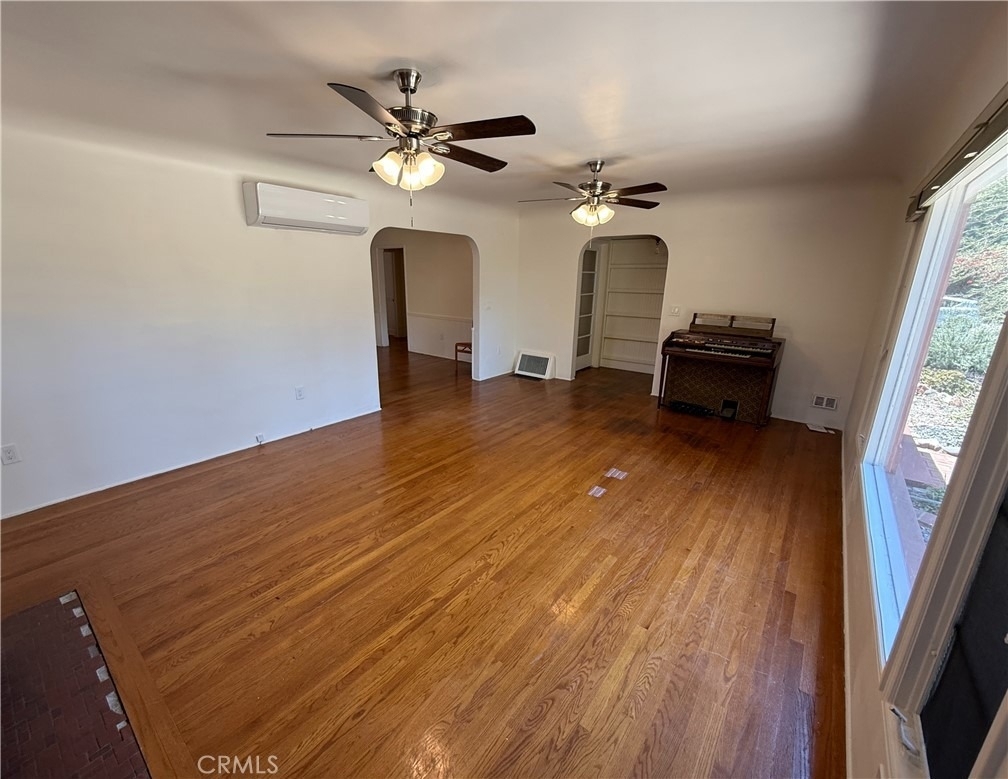 929 E Grand Boulevard - Photo 2