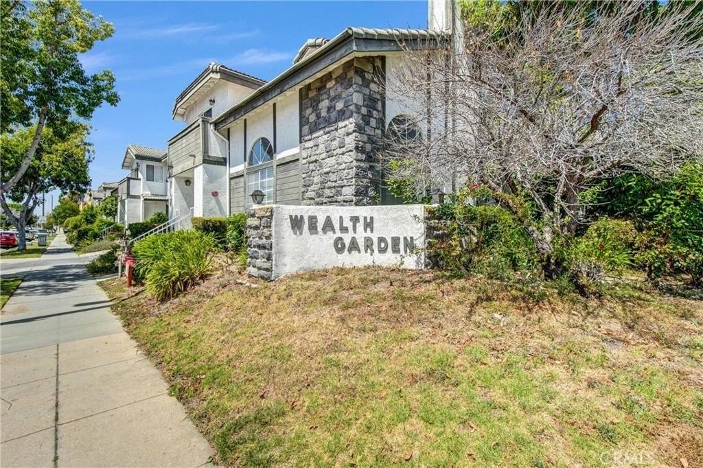 217 E Commonwealth - Photo 2