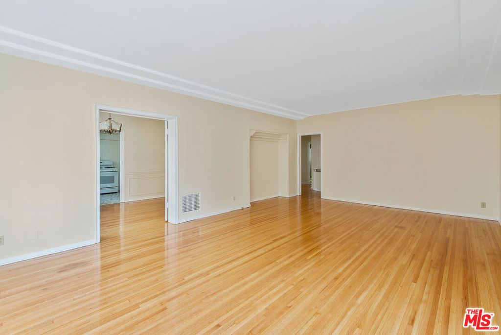 133 S Sweetzer Avenue - Photo 2