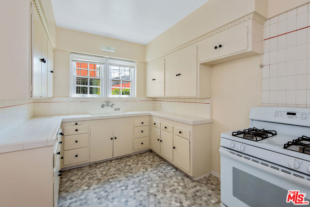133 S Sweetzer Avenue - Photo 5