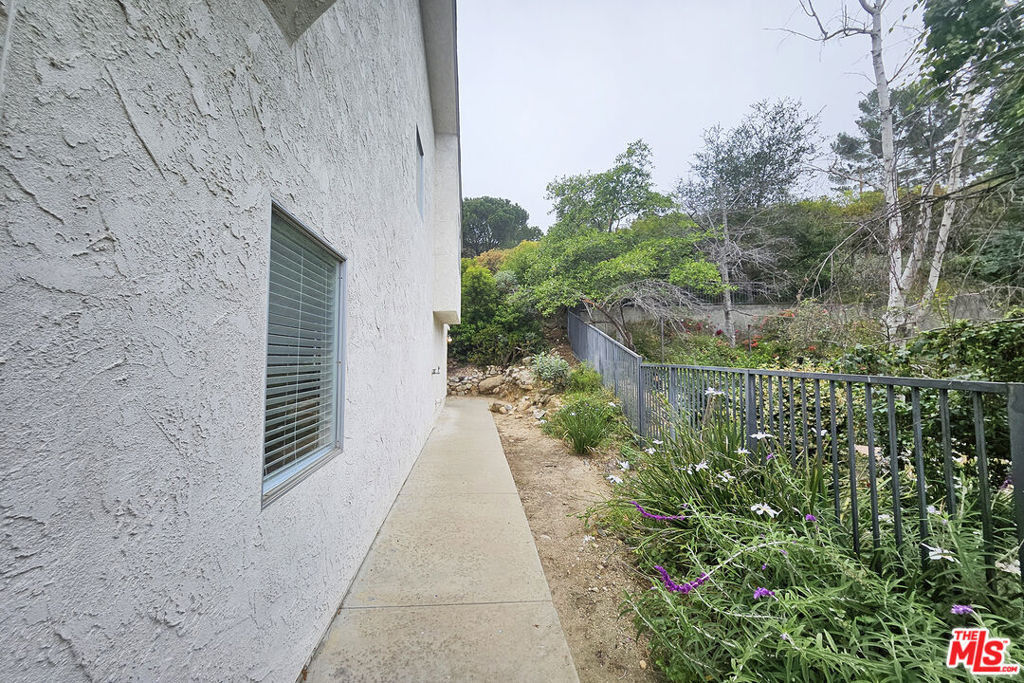 2251 Maurice Avenue - Photo 5