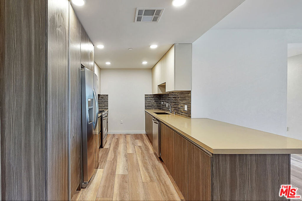 1070 S Bedford Street - Photo 6