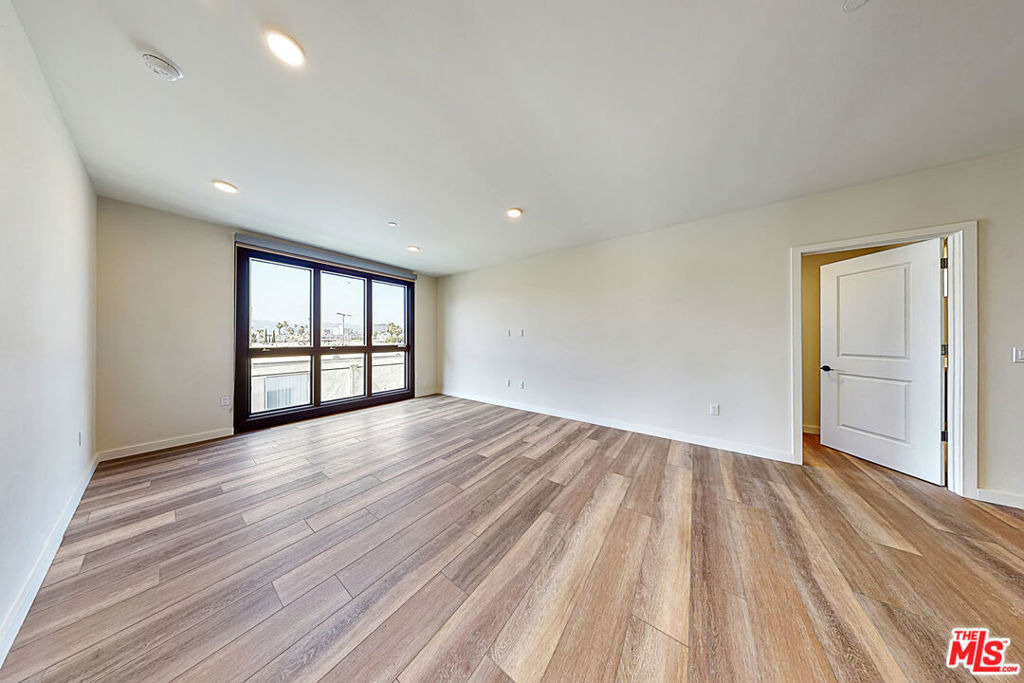 1070 S Bedford Street - Photo 3
