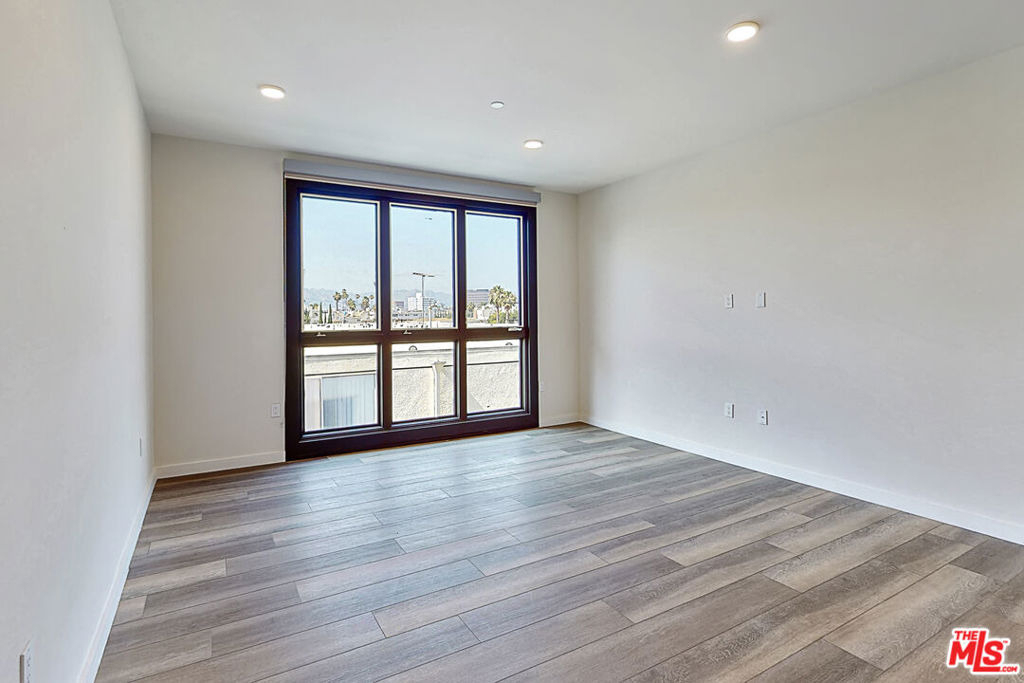 1070 S Bedford Street - Photo 4
