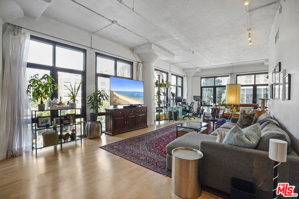 330 W 11th Street - Photo 2