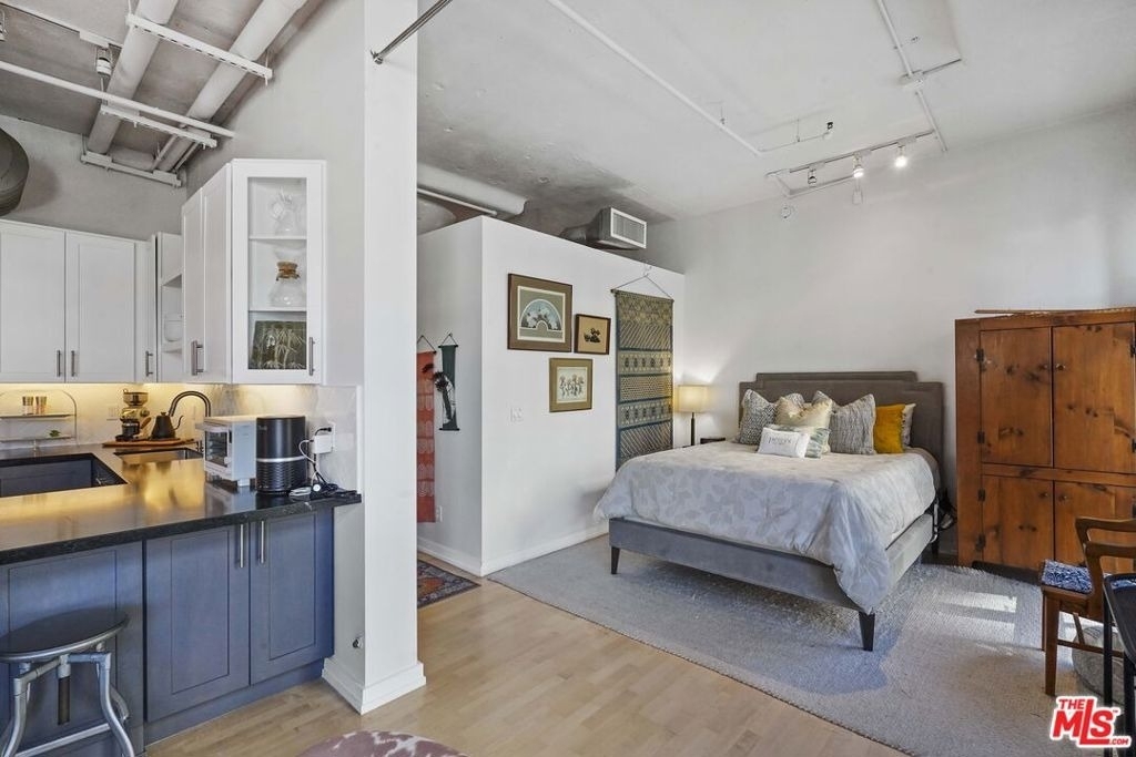 330 W 11th Street - Photo 18