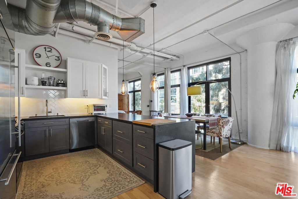 330 W 11th Street - Photo 9