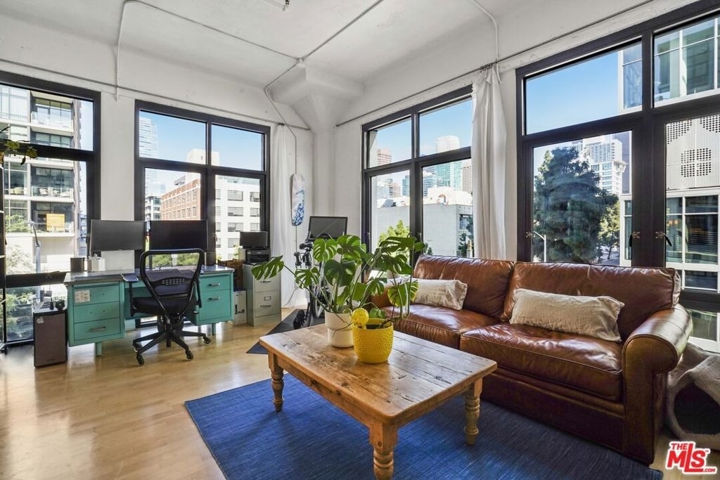 330 W 11th Street - Photo 0