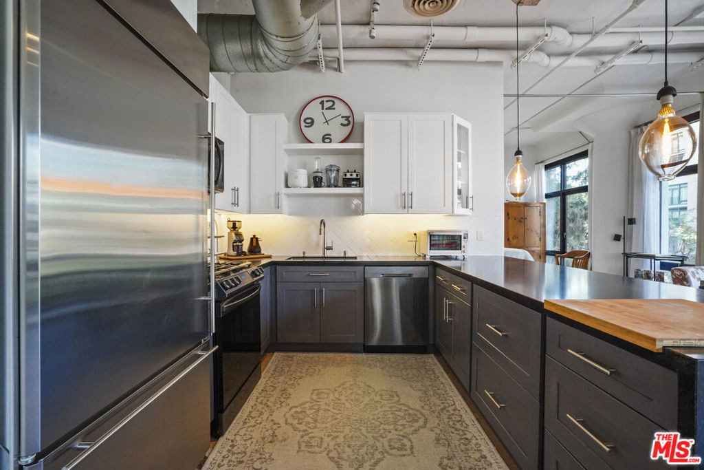 330 W 11th Street - Photo 10
