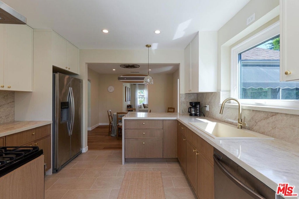 4147 Marcasel Avenue - Photo 18