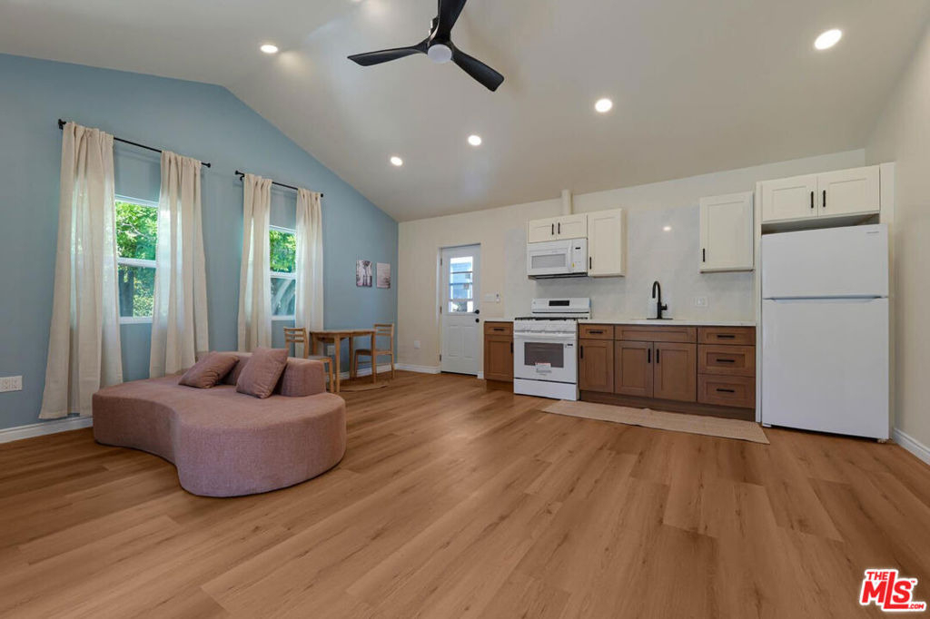 4147 Marcasel Avenue - Photo 39