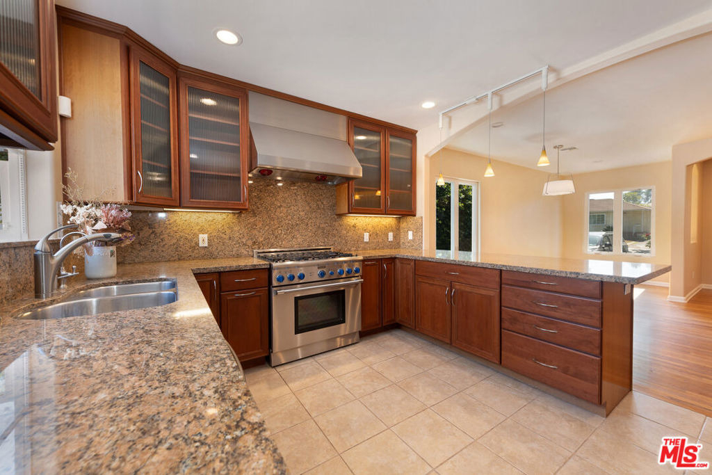 4948 Petit Avenue - Photo 40
