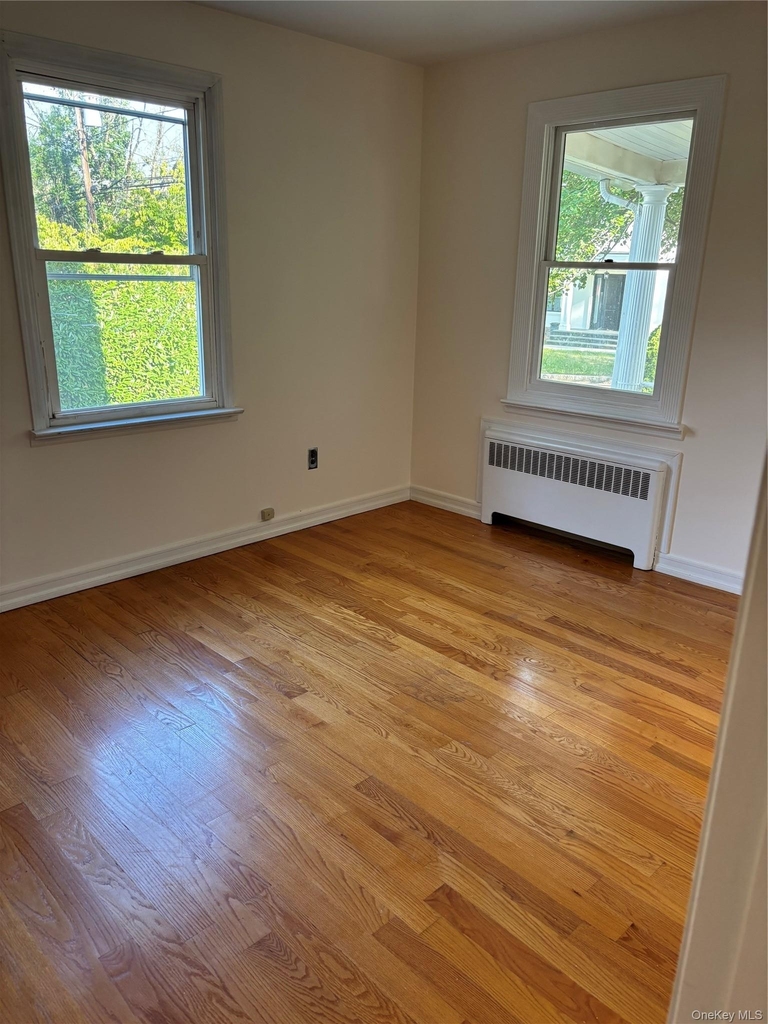 261 Schenck Avenue - Photo 4