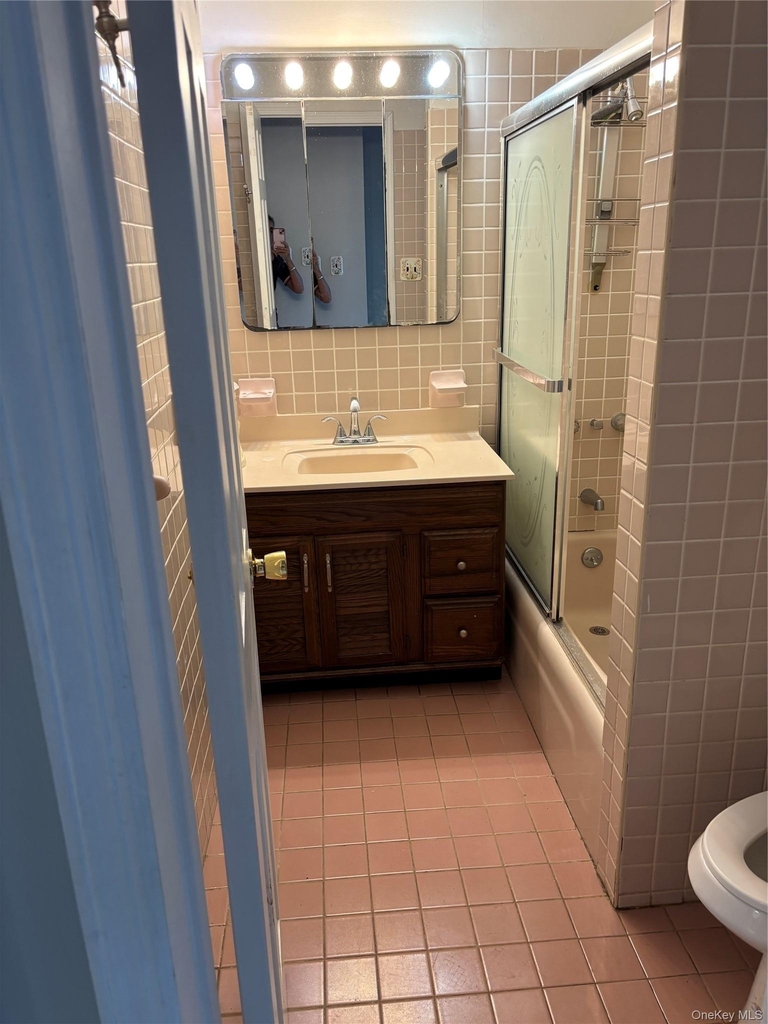 261 Schenck Avenue - Photo 3