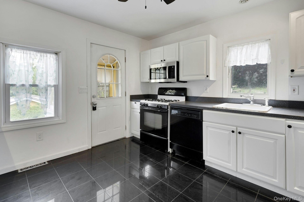 15 Schuyler Road - Photo 2