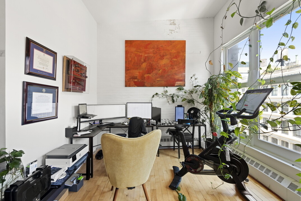 422 W Broadway - Photo 2