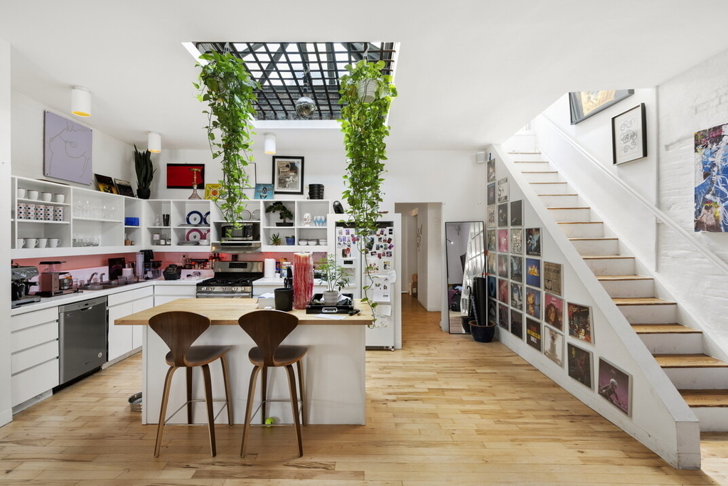 422 W Broadway - Photo 0