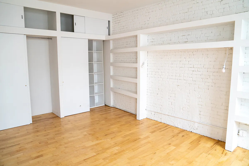 422 W Broadway - Photo 3