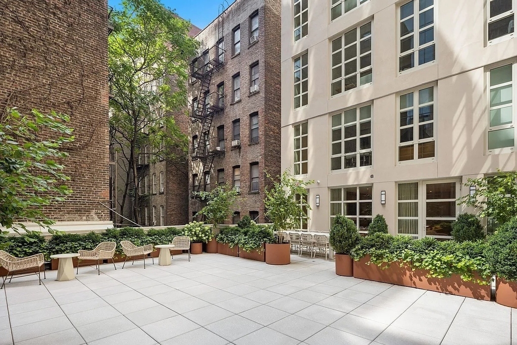 250 E 21st Street - Photo 15