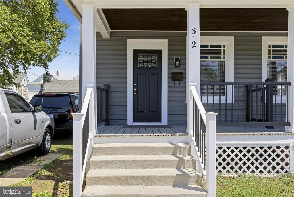 312 E Piccadilly Street - Photo 1