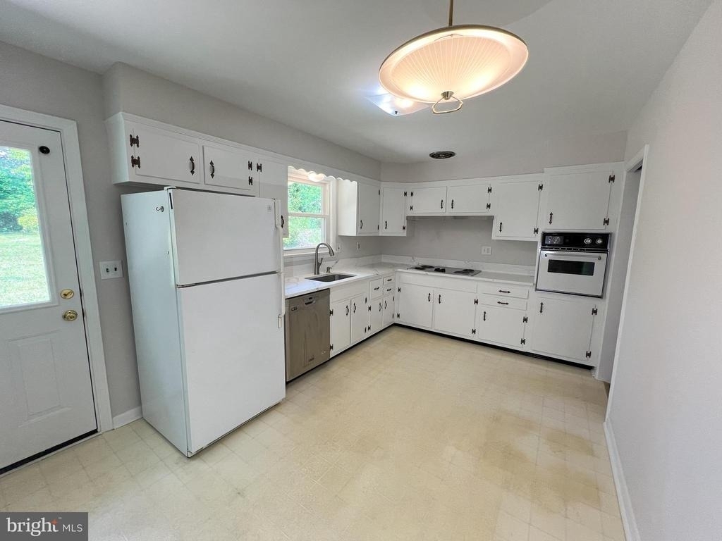 10001 Woodhill Road - Photo 7