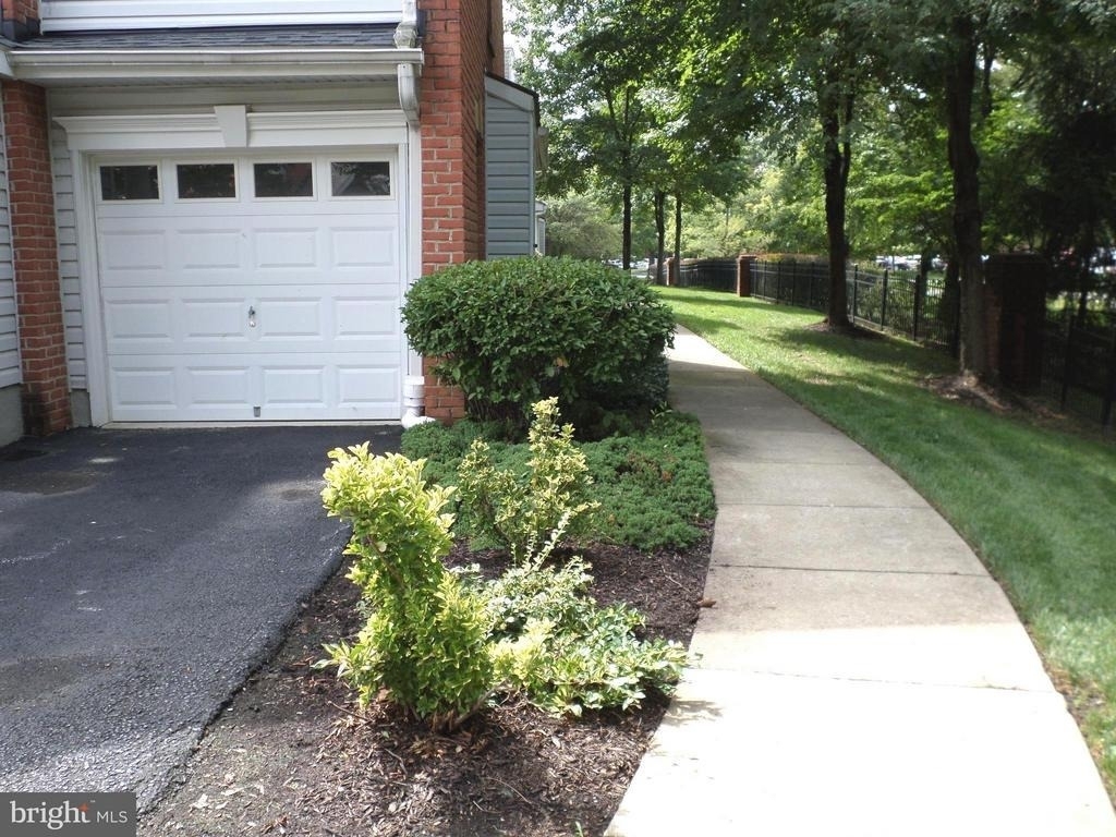 10808 Warfield Place - Photo 2