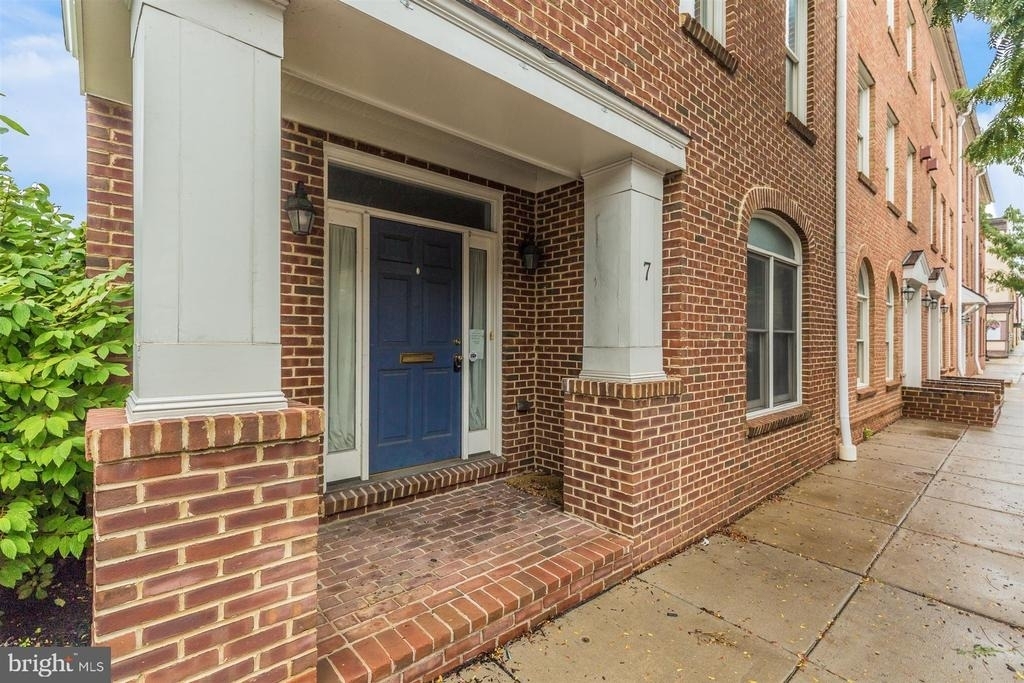7 South Street W - Photo 1