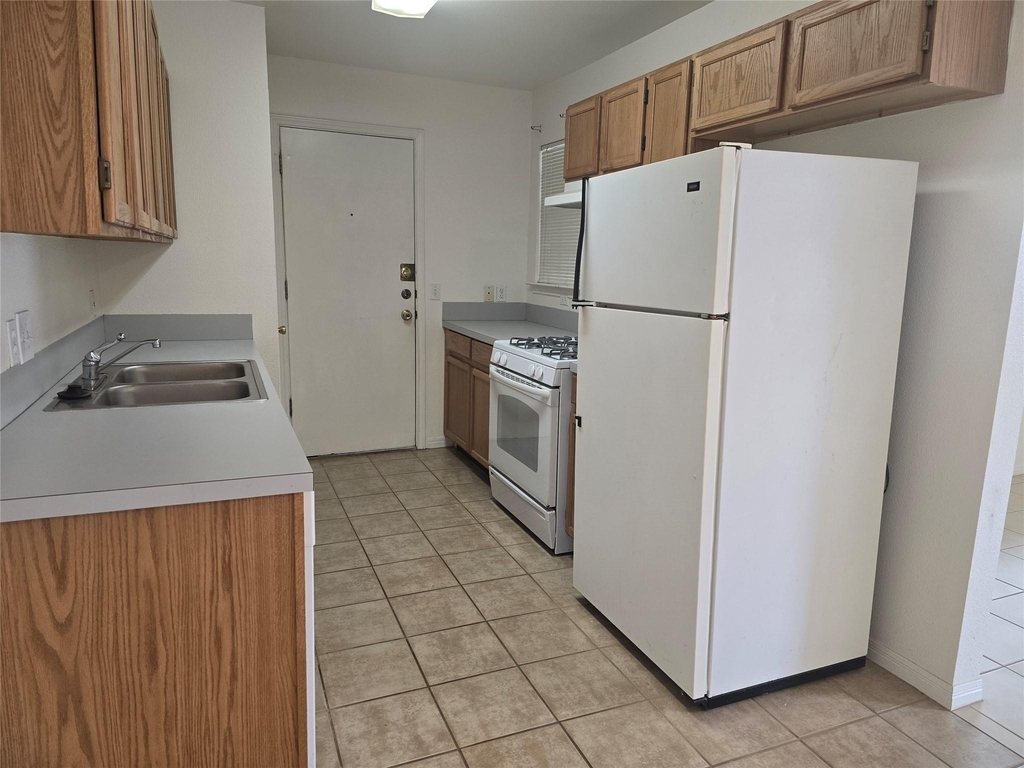 1915 Alex Ave - Photo 1