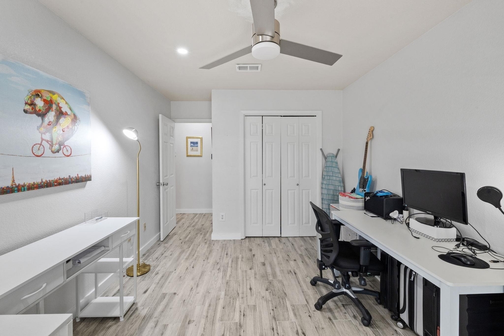 1015 E Yager Ln - Photo 20
